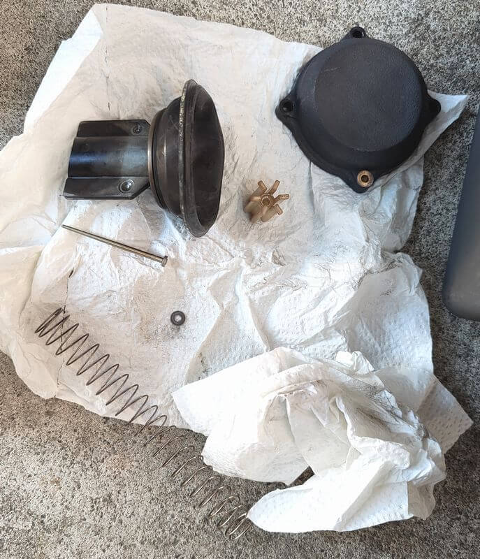 トップカバーとキャブレター上部の部品