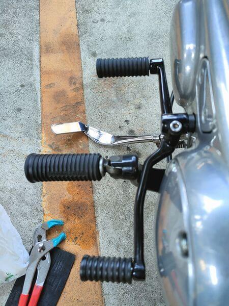 元のフットペグ