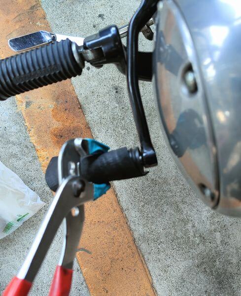 プライヤーとゴムシートでペグを外す