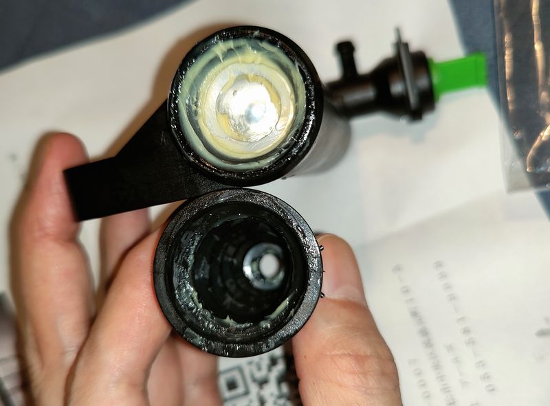 プッシュロッドのゴムブーツの中