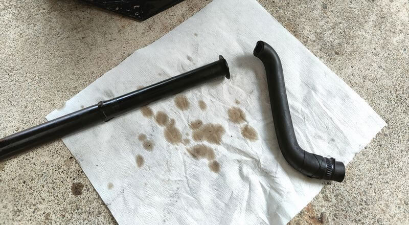 古いホースを切断