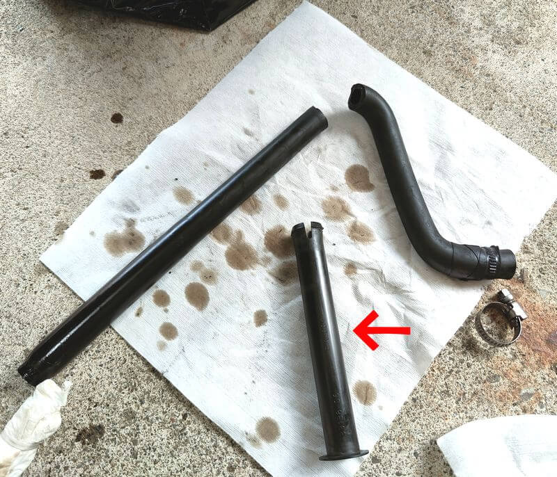 古いホースがやっと抜けた様子