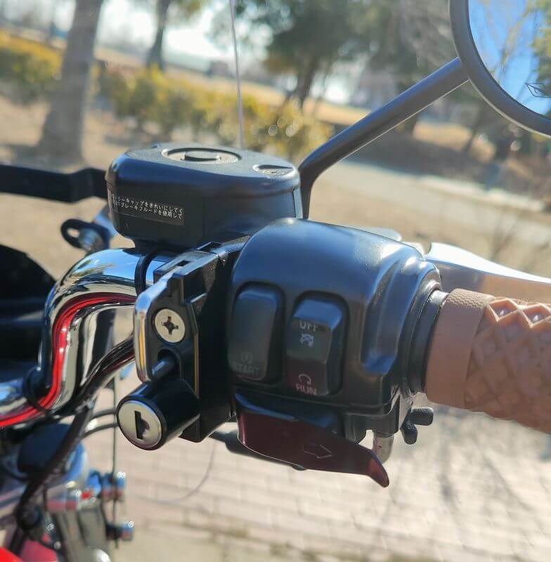 ヘルメットホルダーを逆向きに取り付けた様子