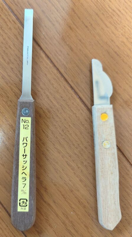 栗ピーラーと金属ヘラ