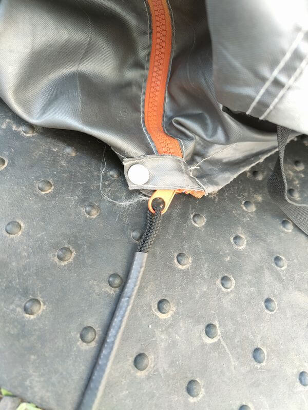 ファスナーのスナップボタン