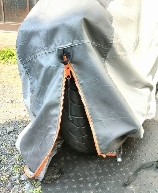 ファスナーを開いた状態